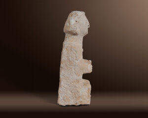 Sitzende Gottheit, 2.-1. Jahrtausend v. Chr., seitlich