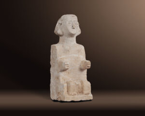 Sitzende Gottheit, 2.-1. Jahrtausend v. Chr., seitlich